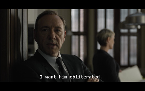 Σκηνή από τη σειρά House of Cards με υπότιτλους διαλόγου και τον πρωταγωνιστή να λέει "I want him obliterated"